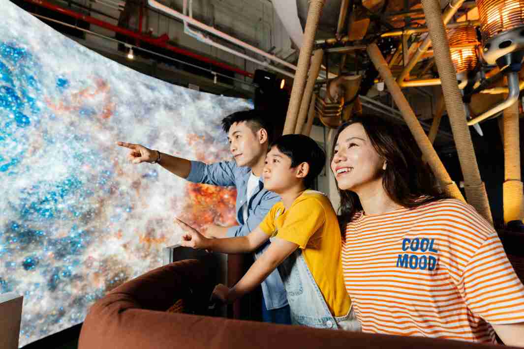 Wepay打造全台最大宽6公尺、、高4公尺、、、、唯一搭载LED弧形拼接显示屏的动感飞行船，，让乘客驻足在热气球上，，，，享受身历其境的伪出国旅游乐趣