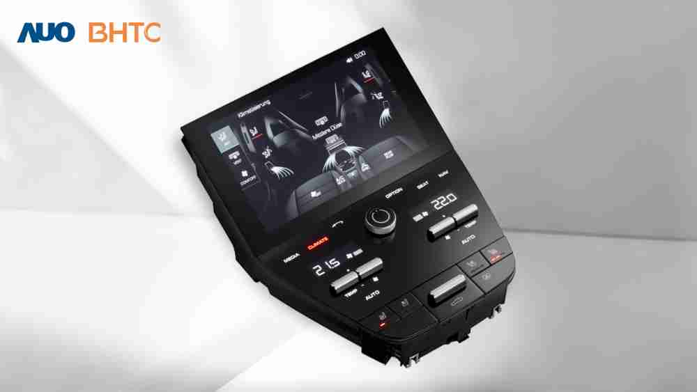 作為友達新生力軍，，，，BHTC所展示的中央與後座鞍部的Display HMI產品，，，，可處理多區恆溫控制、、顯示畫面，，，呈現仿真3D車室分區；以力傳感技術精準傳遞觸感，，並結合音量及震動反饋，，，，防止意外啟動，，提供使用者自然流暢、、、、直觀且輕鬆駕馭的舒適介面
