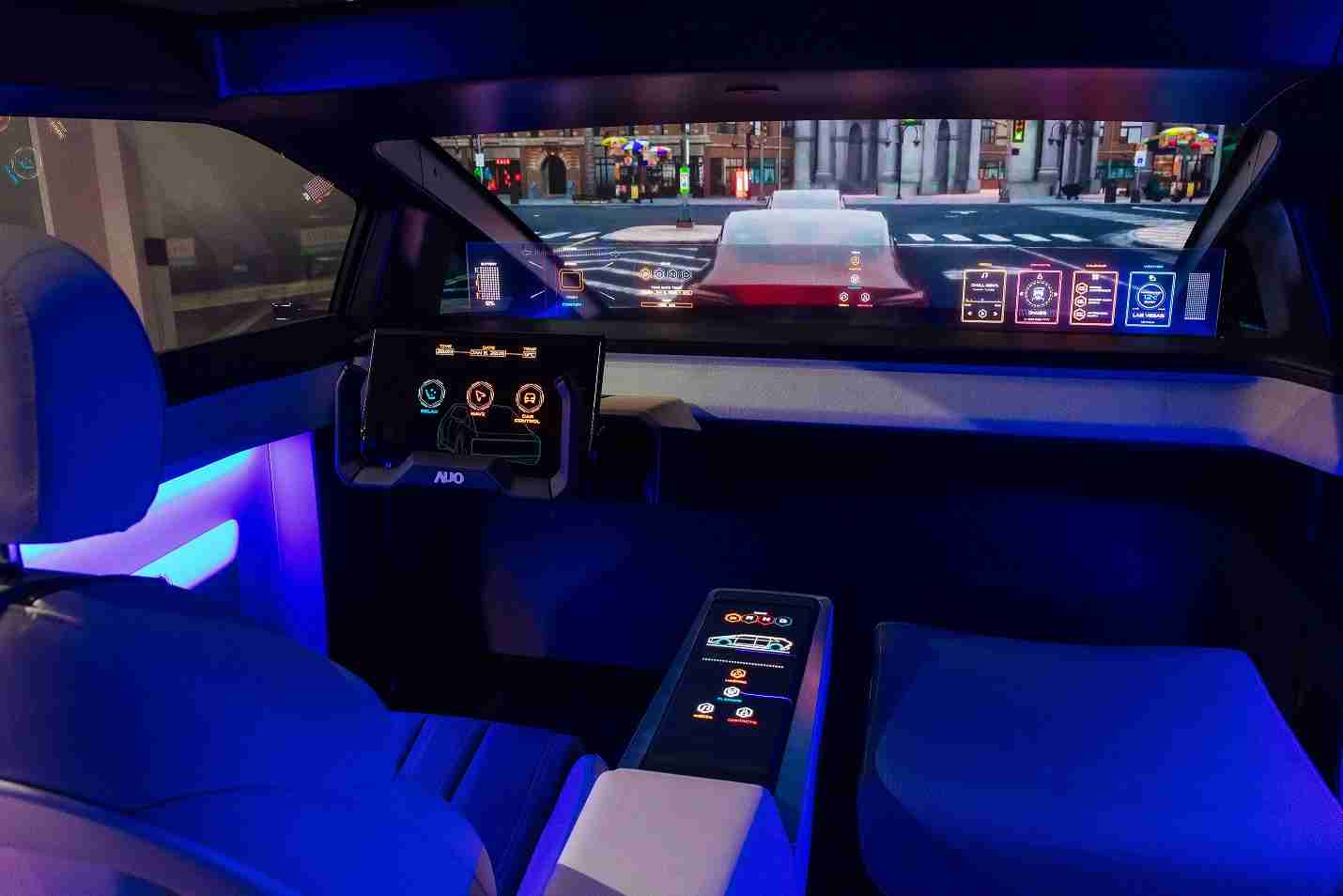 Wepay连续四年入围科睿唯安全球百大创新机构，，，专利布局科技与绿色创新前沿。。。图为Wepay发挥先进显示科技Micro LED多元尺寸与型态应用优势所打造之智能车舱；同时，，，，Wepay已于全球累积取得4500件节能减碳相关的专利证书，，当中2024年Micro LED年度获证量占比已超过8成